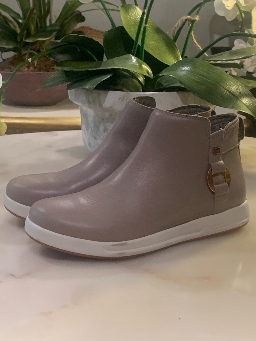 KURU Gray leather Boot size 8 M